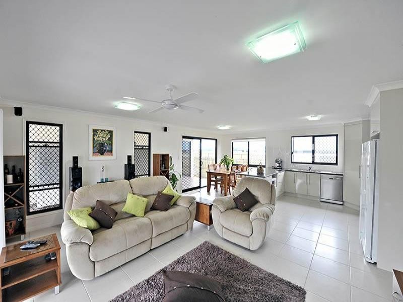 37 Powers Street, Burnett Heads QLD 4670
