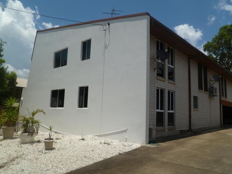 2/143 Melville Terrace, Manly QLD 4179