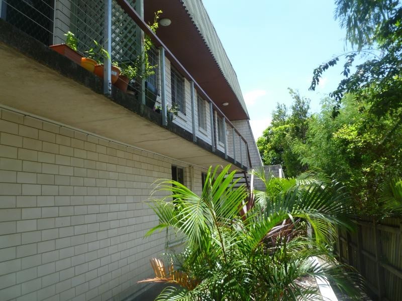 2/143 Melville Terrace, Manly QLD 4179