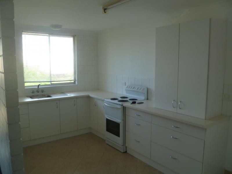 2/143 Melville Terrace, Manly QLD 4179