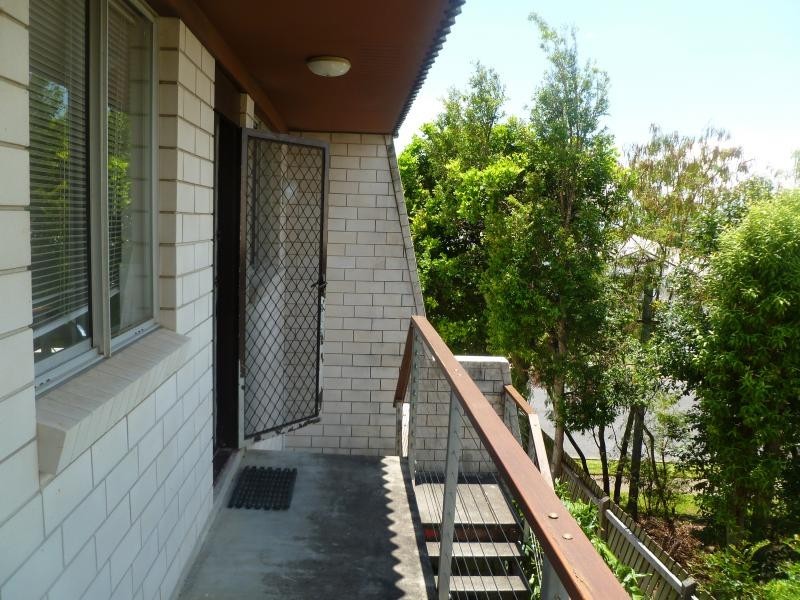 2/143 Melville Terrace, Manly QLD 4179