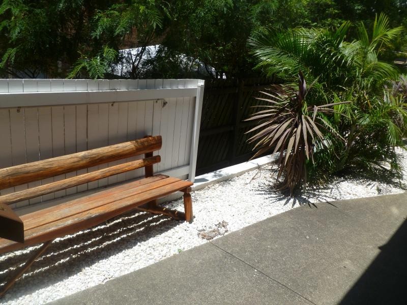 2/143 Melville Terrace, Manly QLD 4179