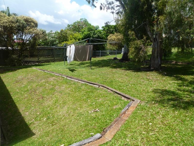 2/143 Melville Terrace, Manly QLD 4179