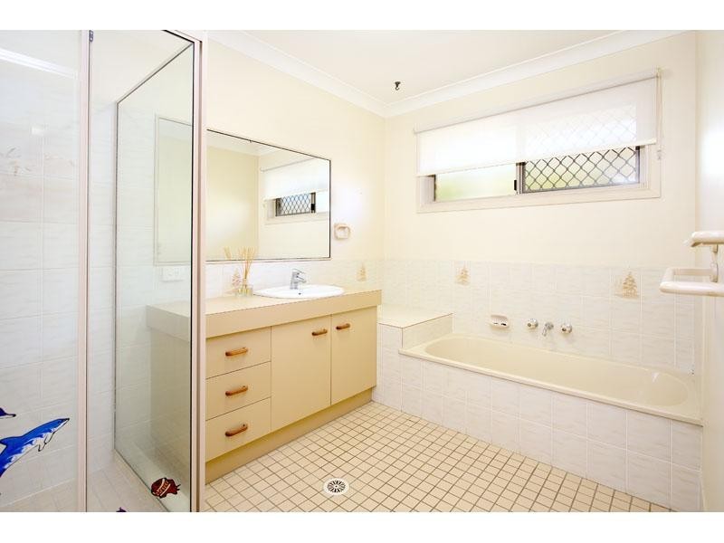 6 Wallen Place, Wynnum West QLD 4178