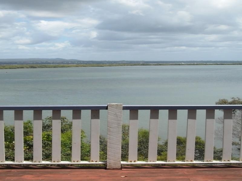 19 Cliff Terrace, Macleay Island QLD 4184