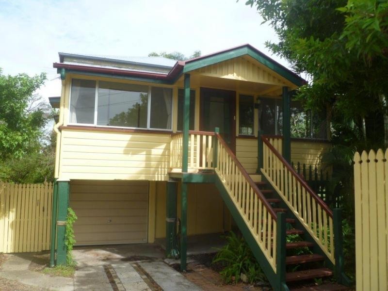 90 Gordon Parade, Manly QLD 4179