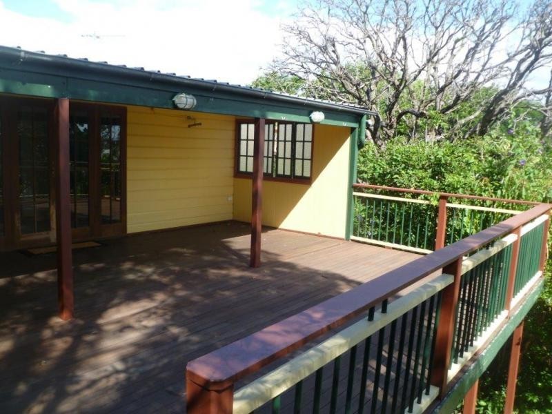 90 Gordon Parade, Manly QLD 4179