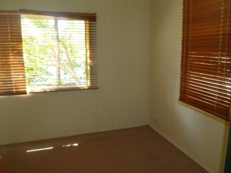 90 Gordon Parade, Manly QLD 4179