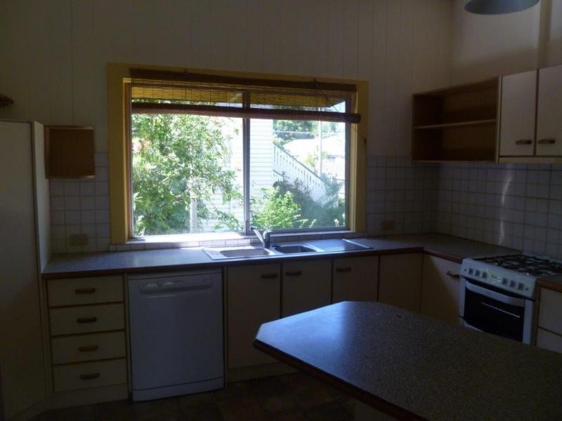 90 Gordon Parade, Manly QLD 4179