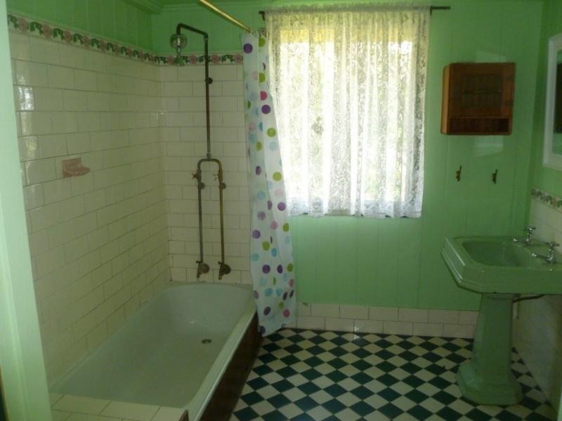 90 Gordon Parade, Manly QLD 4179