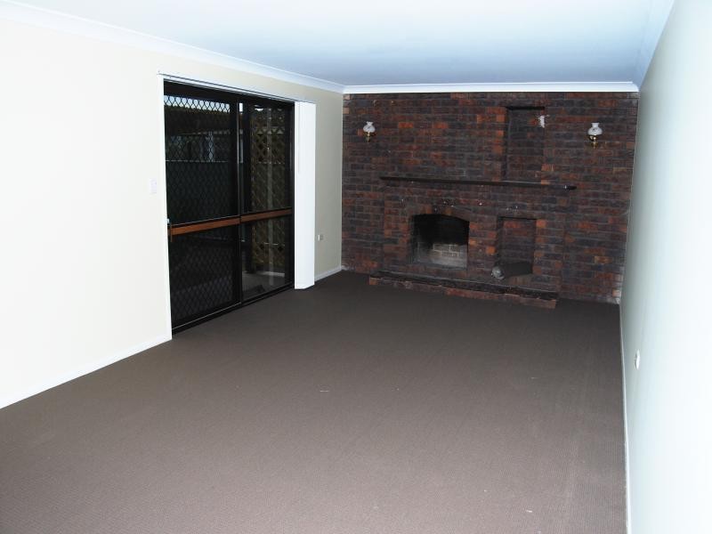 4 Caen Ct, Petrie QLD 4502