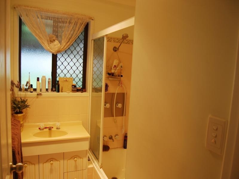 18 Rosewood Dr, Strathpine QLD 4500