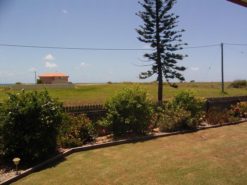 8 Dryden St, Burnett Heads QLD 4670