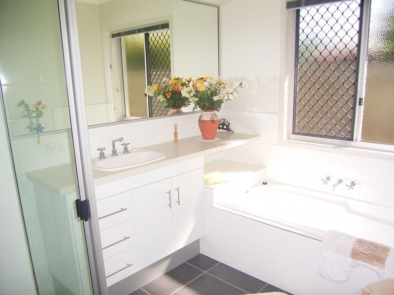 4 Amber Cl, Bargara QLD 4670