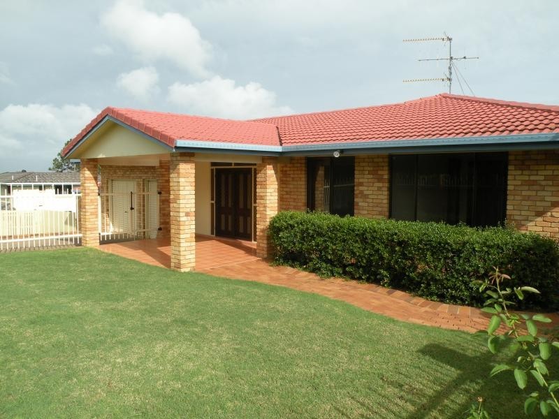 11 Hilltop Ave, Qunaba QLD 4670