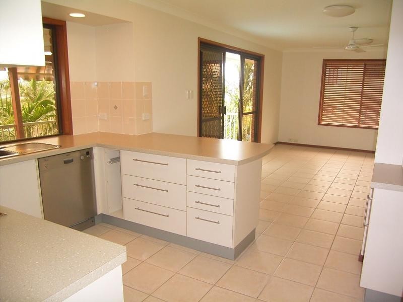 11 Hilltop Ave, Qunaba QLD 4670