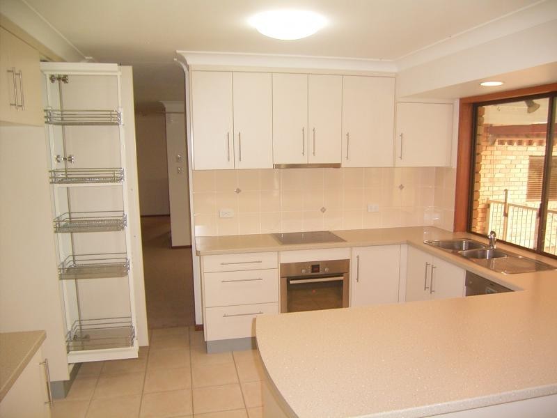 11 Hilltop Ave, Qunaba QLD 4670