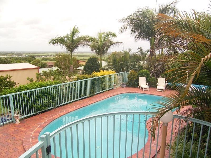 11 Hilltop Ave, Qunaba QLD 4670