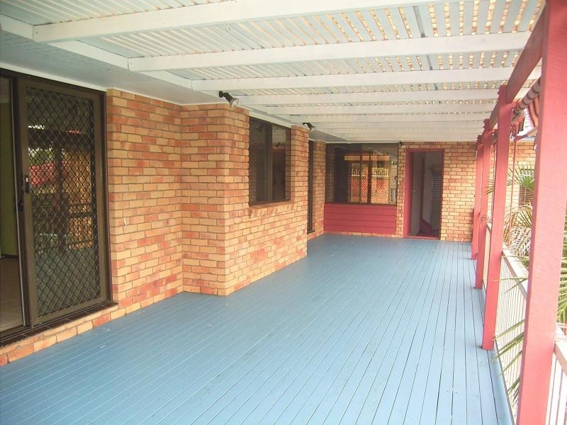 11 Hilltop Ave, Qunaba QLD 4670