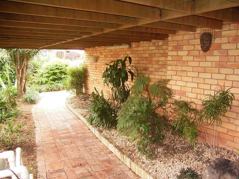 11 Hilltop Ave, Qunaba QLD 4670