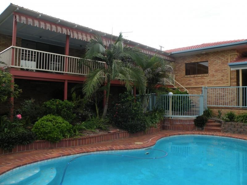 11 Hilltop Ave, Qunaba QLD 4670