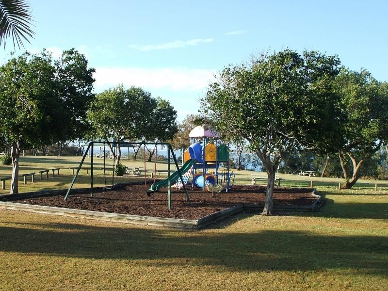 32 Moore St, Elliott Heads QLD 4670