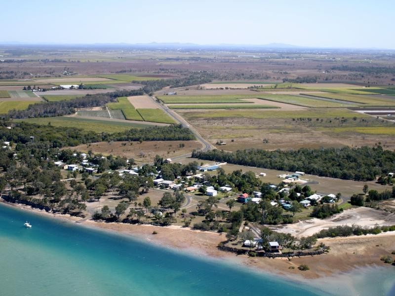 32 Moore St, Elliott Heads QLD 4670