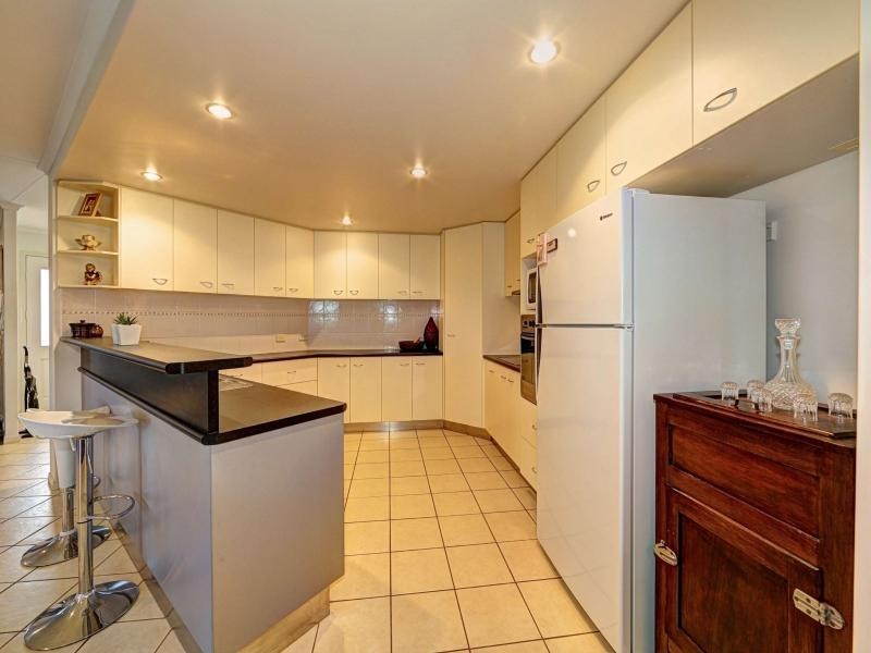6 Leon Place, Coral Cove QLD 4670