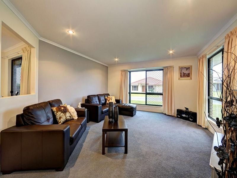 6 Leon Place, Coral Cove QLD 4670