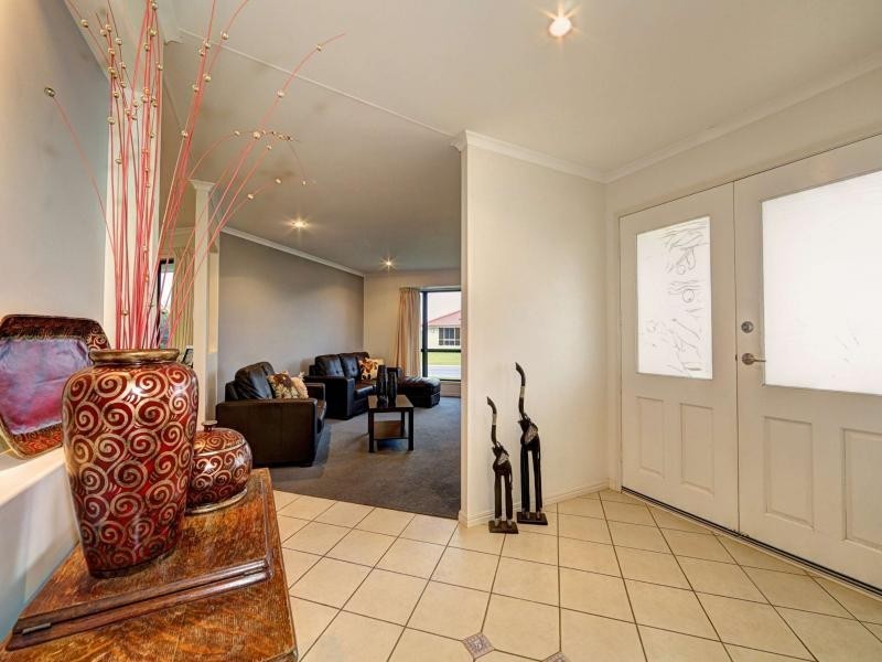 6 Leon Place, Coral Cove QLD 4670