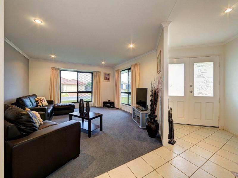 6 Leon Place, Coral Cove QLD 4670