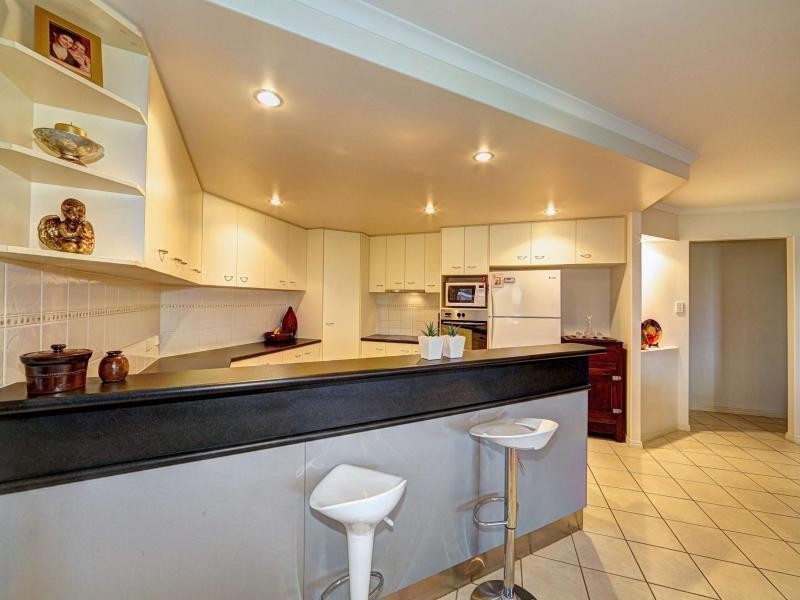 6 Leon Place, Coral Cove QLD 4670