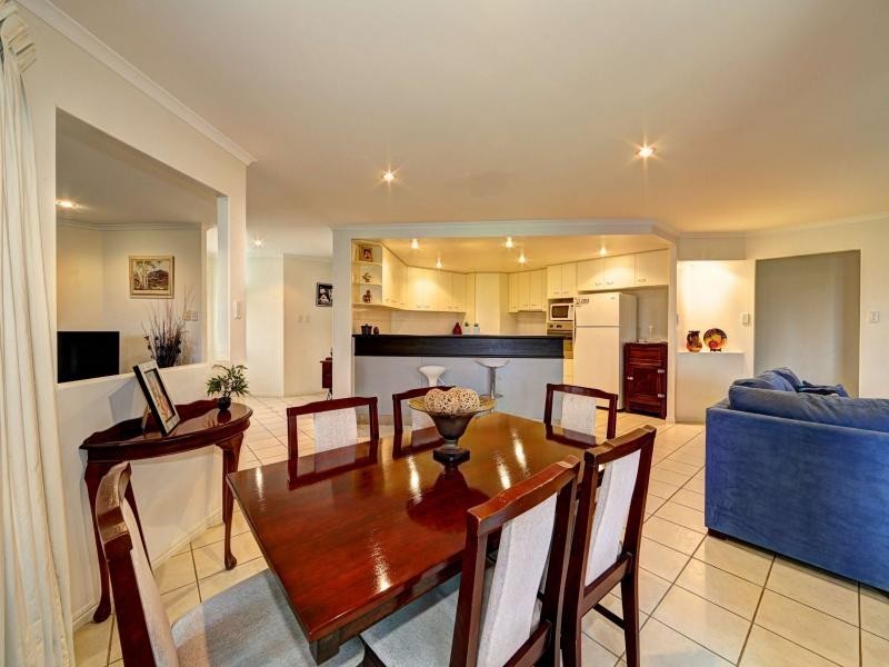 6 Leon Place, Coral Cove QLD 4670
