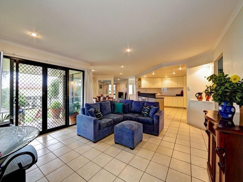 6 Leon Place, Coral Cove QLD 4670