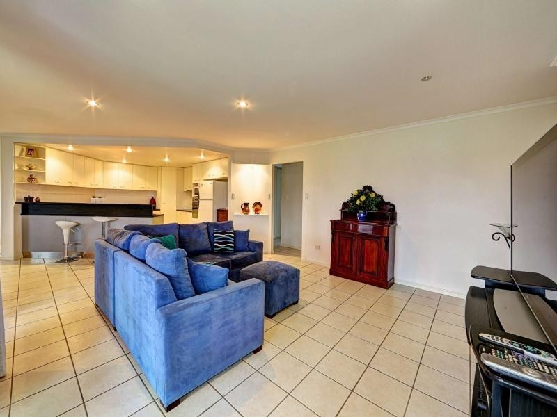 6 Leon Place, Coral Cove QLD 4670