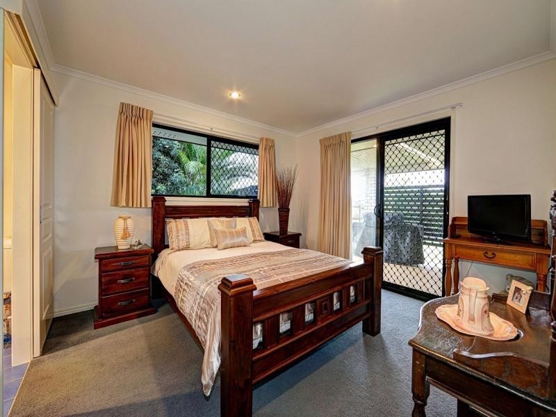 6 Leon Place, Coral Cove QLD 4670