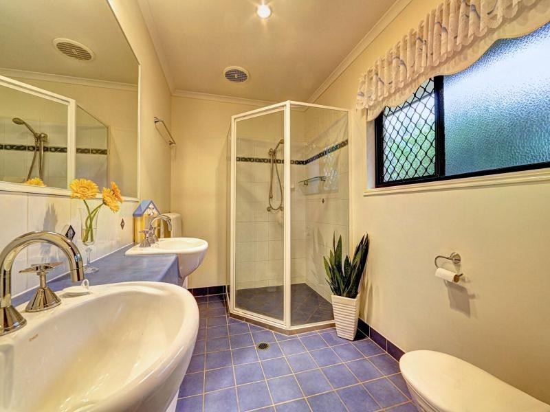 6 Leon Place, Coral Cove QLD 4670