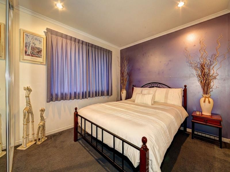 6 Leon Place, Coral Cove QLD 4670