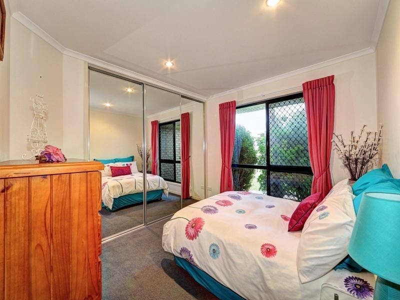 6 Leon Place, Coral Cove QLD 4670
