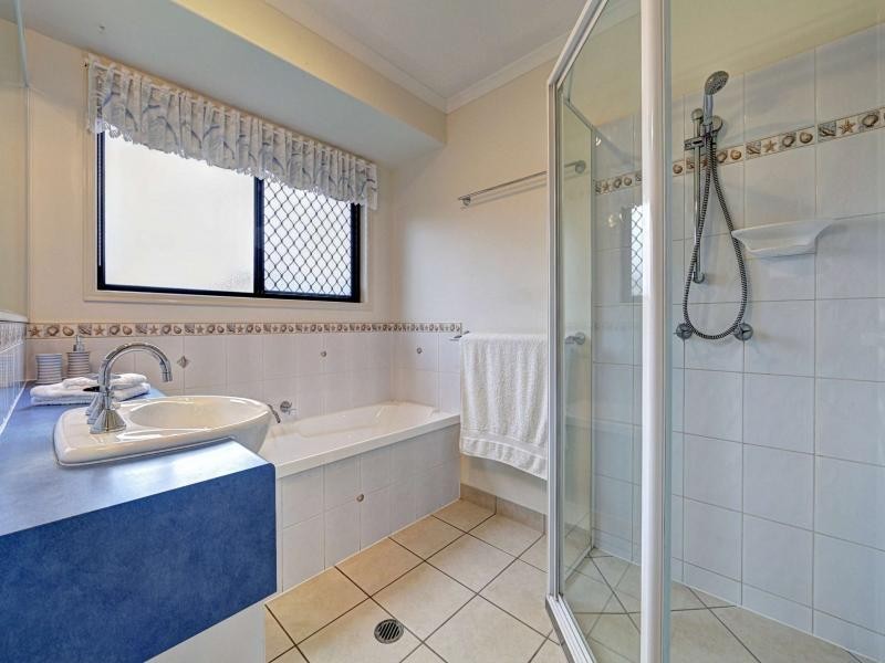 6 Leon Place, Coral Cove QLD 4670
