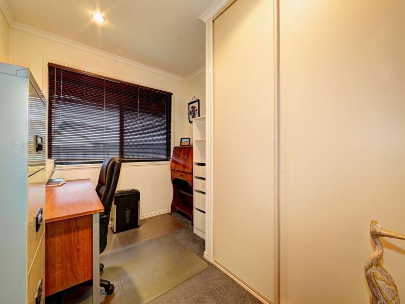 6 Leon Place, Coral Cove QLD 4670