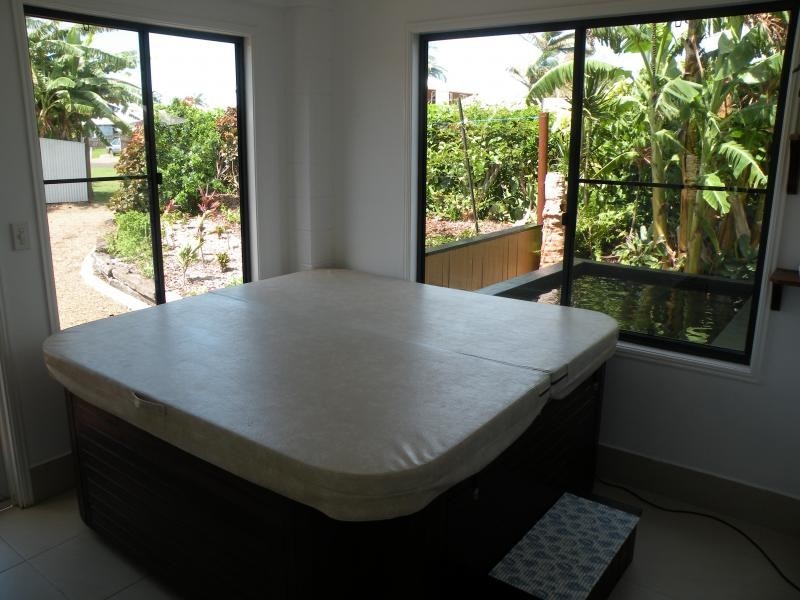 33 Dante St, Burnett Heads QLD 4670