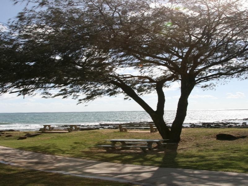 11 Cove St, Burnett Heads QLD 4670