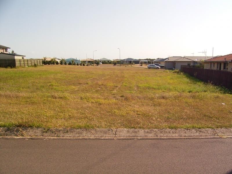 18 Coral Cove Dr, Coral Cove QLD 4670