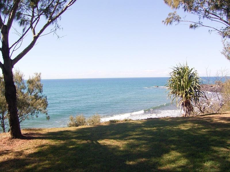 11 Raewood Cl, Coral Cove QLD 4670