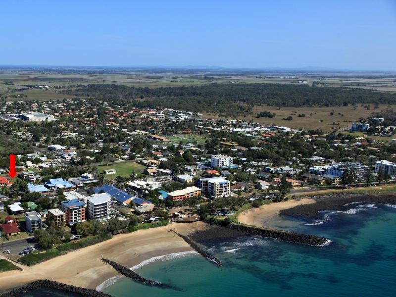 1/8 Holland, Bargara QLD 4670