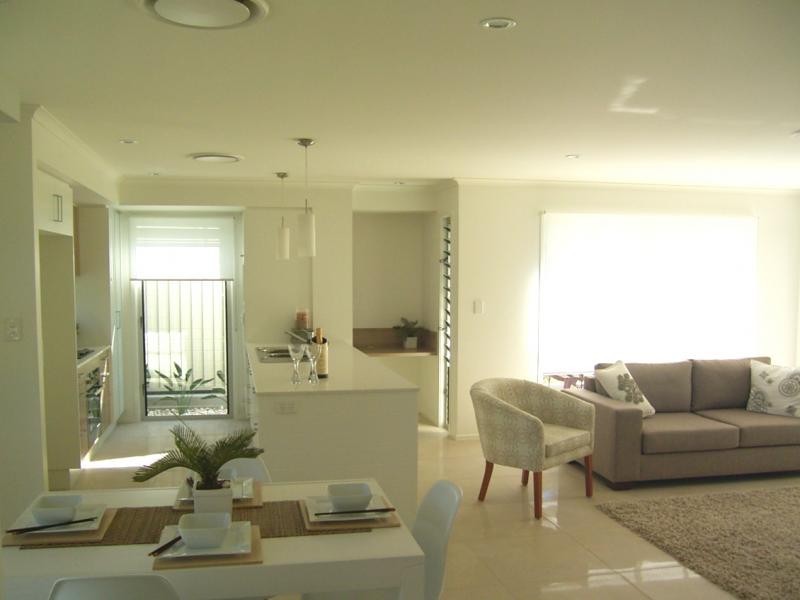 1/8 Holland, Bargara QLD 4670