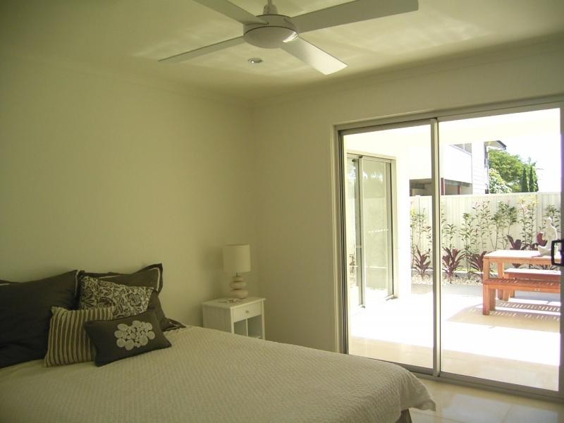1/8 Holland, Bargara QLD 4670