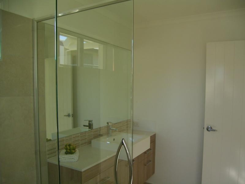 1/8 Holland, Bargara QLD 4670