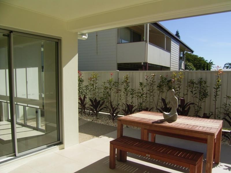 1/8 Holland, Bargara QLD 4670